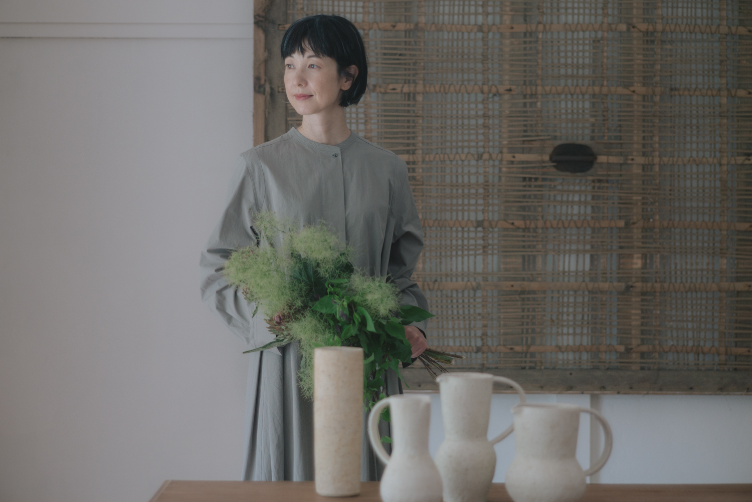 香菜子さんが着るワンピースのコーディネートと陶芸作品